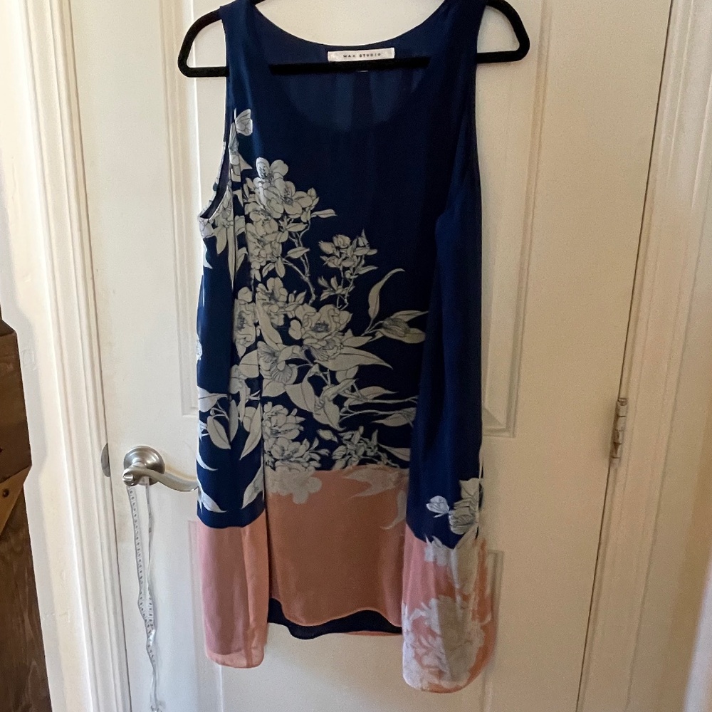 Flowy, lined, above-the-knee, sleeveless dress. Max Studio, size XL